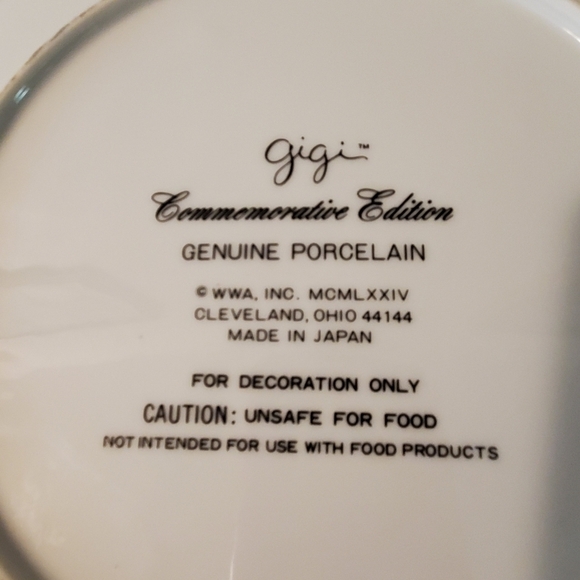 Vintage Gigi Commemorative Edition 1974  Plate " The Gift of Christmas Love" - Picture 7 of 7